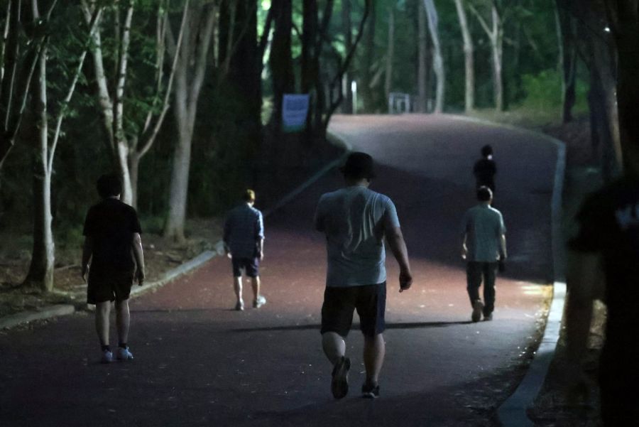 폭염특보와 열대야가 이어진 광주 서구 5·18 기념공원에서 시민들이 산책을 하며 더위를 나고 있다. 연합뉴스