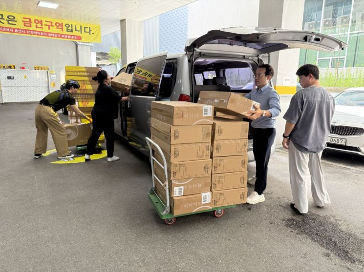 대암교회가 광주 남구 효덕동 행정복지센터에 지역 내 취약계층을 위한 가정용 선풍기 30대를 전달했다. 광주 남구 지역사회보장협의체 제공