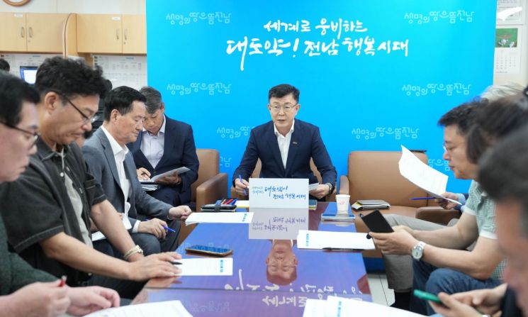 전남도 박영채 해양수산국장이 9일 도청 기자실에서 기자간담회를 열고 "9일 9시부로 내만을 포함한 서해, 남해 연안 일부지역에 고수온 주의보가 발령되어 양식장 피해 최소화를 위한 사전대비 완료 및 즉각적인 비상 대응 체계에 돌입한다"고 밝히고 있다. 전남도 제공