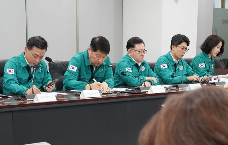 9일 오전 10시30분 서울시청 기획상황실에서 서울시 3부시장(행정1·2,정무), 재난안전실장, 소방재난본부장, 복지실장, 교통실장 등 시민 안전과 밀접한 12개 기관장이 참석한 가운데 '긴급 폭염대책 상황 점검 회의'가 개최됐다. 서울시 제공