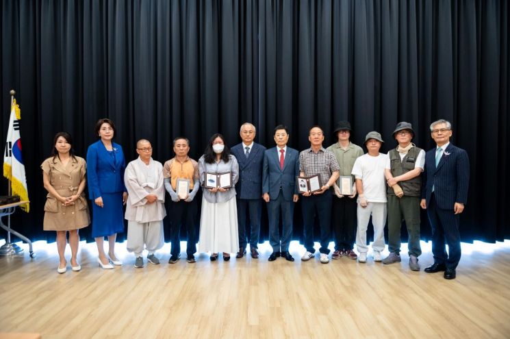 애터미·사랑의열매 2025 영남지역 산불 피해 위로지원금 전달식 단체사진. 사랑의열매