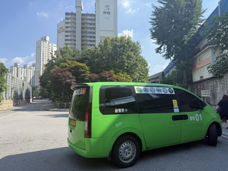 신이문역 앞에서 운행 중인 ‘중랑01’ 스타리아 마을버스. 한진주 기자