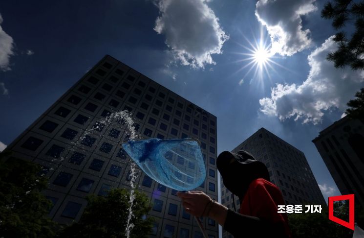 연일 폭염이 이어지며 역사상 가장 뜨거운 7월을 보내고 있는 가운데 9일 오후 서울 종로구 도심 물놀이터에 강렬한 햇빛이 쏟아지고 있다. 조용준 기자