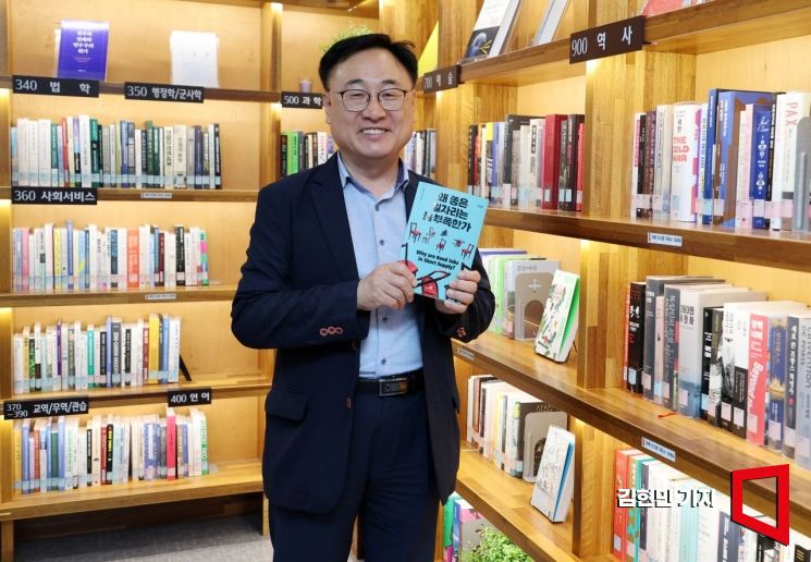 이광희 더불어민주당 의원이 9일 국회 의원회관에서 아시아경제와 인터뷰에 앞서 포즈를 취하고 있다. 2025.7.9 김현민 기자