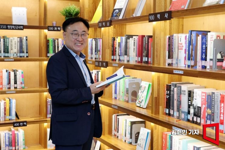 이광희 더불어민주당 의원이 9일 국회 의원회관에서 아시아경제와 인터뷰에 앞서 포즈를 취하고 있다. 2025.7.9 김현민 기자