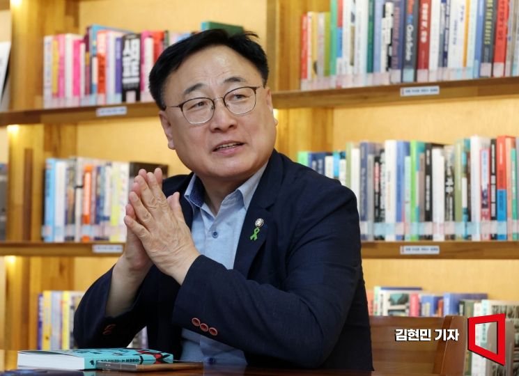 이광희 더불어민주당 의원이 9일 국회 의원회관에서 아시아경제와 인터뷰를 하고 있다. 2025.7.9 김현민 기자