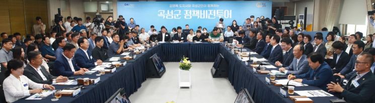 곡성군은 지난 8일 오후 3시 군청 대통마루에서 김영록 전남도지사와 조상래 군수, 군민 등 100여명이 참여한 가운데 '정책비전 투어'를 개최했다. 곡성군 제공