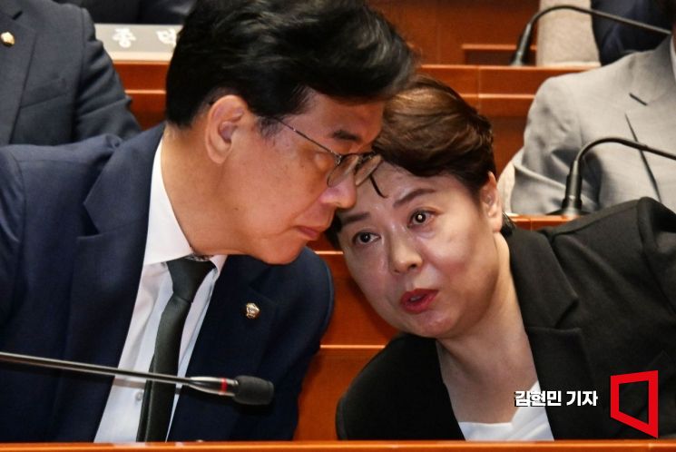 송언석 국민의힘 비상대책위원장 겸 원내대표(왼쪽)와 윤희숙 혁신위원장이 9일 국회에서 열린 긴급 의원총회에서 대화하고 있다.2025.7.9 김현민 기자