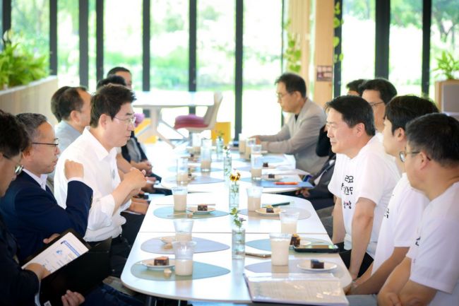 노관규 순천시장이 지난 9일 정원워케이션센터에서 순천을 방문한 국정기획위원회에 미래전략 과제를 설명하고, 지역 현안 사업을 건의하고 있다. 순천시 제공