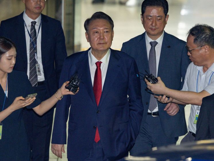 12·3 비상계엄과 관련해 특검의 수사를 받는 윤석열 전 대통령이 9일 서울 서초구 서울중앙지법에서 열린 구속 전 피의자 심문(영장실질심사)이 끝난 뒤 법원을 떠나고 있다. 사진공동취재단