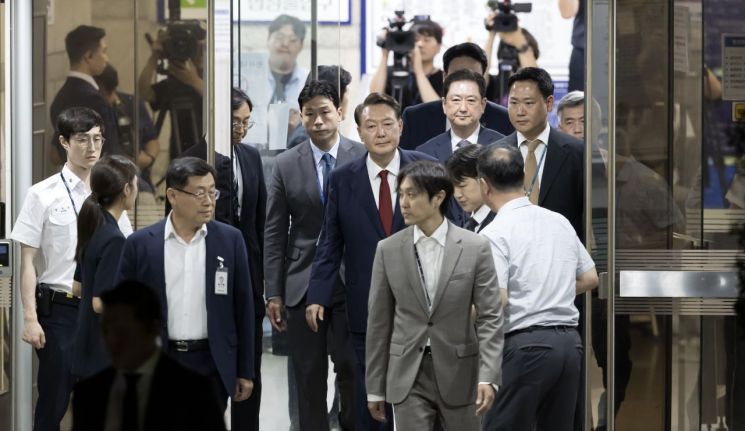 12.3 비상계엄 사태 관련 내란 혐의를 받는 윤석열 전 대통령이 9일 서울 서초구 서울중앙지방법원에서 구속 전 피의자 심문(영장실질심사)을 마치고 대기 장소인 서울구치소로 이동하고 있다. 사진공동취재단 연합뉴스