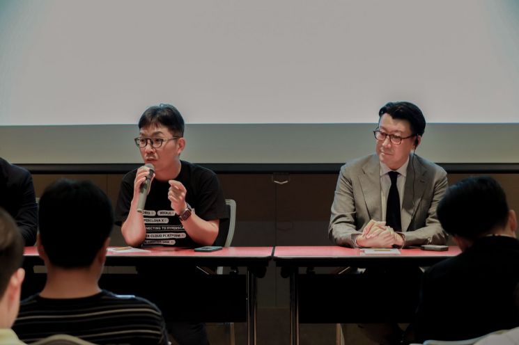 김유원 네이버클라우드 대표(왼쪽)가 9일 오후 일본 오사카 힐튼호텔에서 진행된 기자간담회에서 질의응답을 진행하고 있다. 네이버클라우드 제공