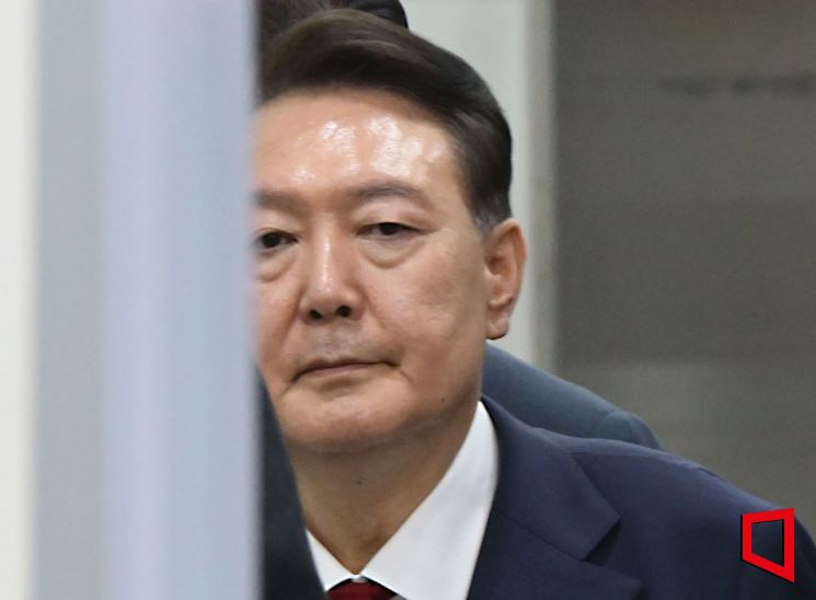 윤석열 전 대통령이 9일 서울 서초구 서울중앙지법에서 영장실질심사를 마치고 나오고 있다. 2025.07.09 사진공동취재단