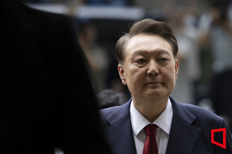 윤석열 전 대통령이 지난 9일 오후 서울중앙지방법원에서 열린 구속 전 피의자 심문(영장실질심사)을 받기 위해 법원 청사로 들어가고 있다. 사진공동취재단