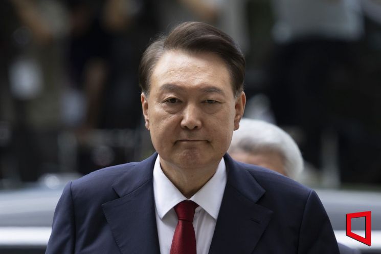 윤석열 전 대통령이 9일 오후 구속 전 피의자 심문(영장실질심사)을 받기 위해 서울 서초구 서울중앙지방법원으로 들어서고 있다. 이날 영장실질심사는 남세진(사법연수원 33기) 영장전담 부장판사 심리로 열린다. <2025.07.09 사진공동취재단>