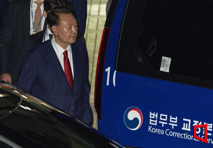 윤석열 전 대통령이 지난 9일 서울 서초구 서울중앙지방법원에서 열린 2차 구속 전 피의자 심문(영장실질심사)을 마친 뒤 서울구치소로 향하고 있다. 사진공동취재단