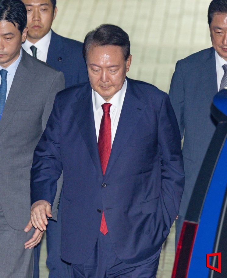 윤석열 전 대통령이 9일 서울 서초구 서울중앙지방법원에서 열린 2차 구속 전 피의자 심문(영장실질심사)을 마친 뒤 서울구치소로 향하고 있다. 2025.07.09 사진공동취재단