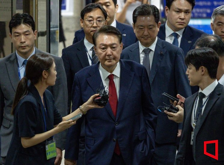 윤석열 전 대통령이 지난 9일 서울 서초구 서울중앙지방법원에서 열린 2차 구속 전 피의자 심문(영장실질심사)을 마친 뒤 서울구치소로 향하고 있다. 2025.07.09 사진공동취재단