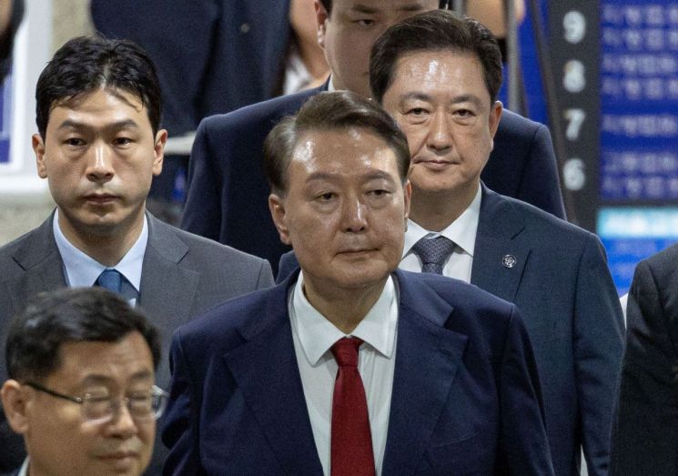 윤석열 전 대통령이 9일 서울 서초구 서울중앙지방법원에서 열린 2차 구속 전 피의자 심문(영장실질심사)을 마친 뒤 서울구치소로 향하고 있다. 2025.07.09 사진공동취재단