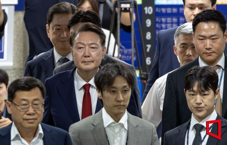 윤석열 전 대통령이 9일 서울 서초구 서울중앙지방법원에서 열린 2차 구속 전 피의자 심문(영장실질심사)을 마친 뒤 서울구치소로 향하고 있다. 2025.07.09 사진공동취재단