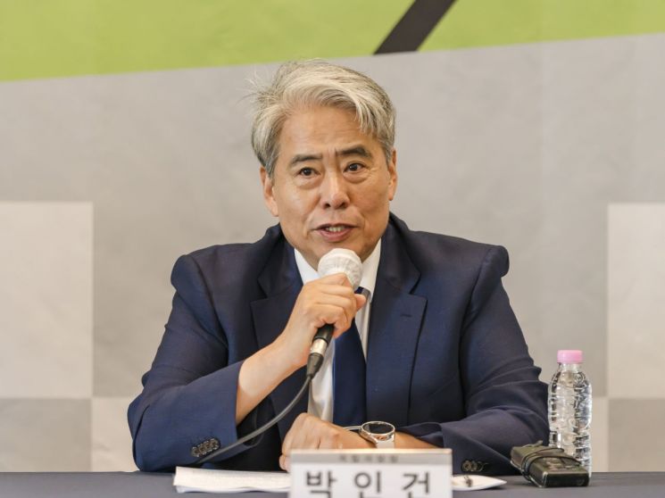 박인건 국립극장장이 9일 서울 중구 한국프레스센터에서 열린 2025-2026 국립극장 레퍼토리시즌 기자간담회에서 오는 8월부터 내년 6월까지 선보일 작품을 설명하고 있다.   [사진 제공= 국립극장]