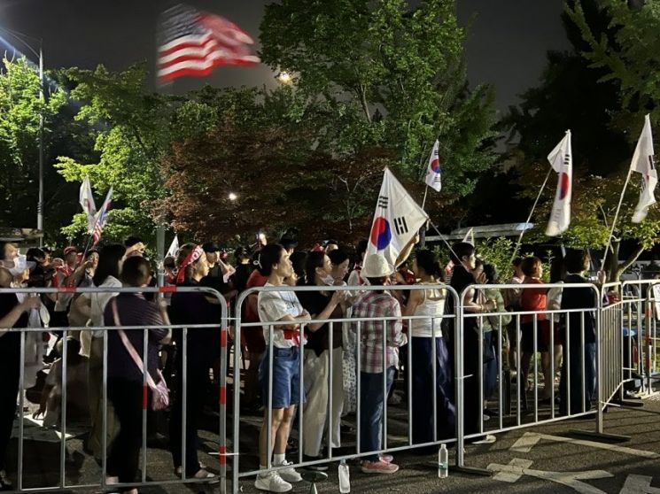 10일 오전 경기 의왕시 서초동 서울중앙지법 앞에 모인 윤석열 전 대통령 지지자들이 구속영장 발부 소식을 듣고 격앙된 모습을 보이고 있다. 연합뉴스