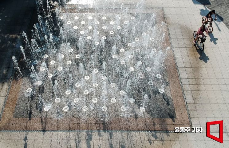 [이미지 다이어리] 찌는 듯한 폭염, 분수의 존재감
