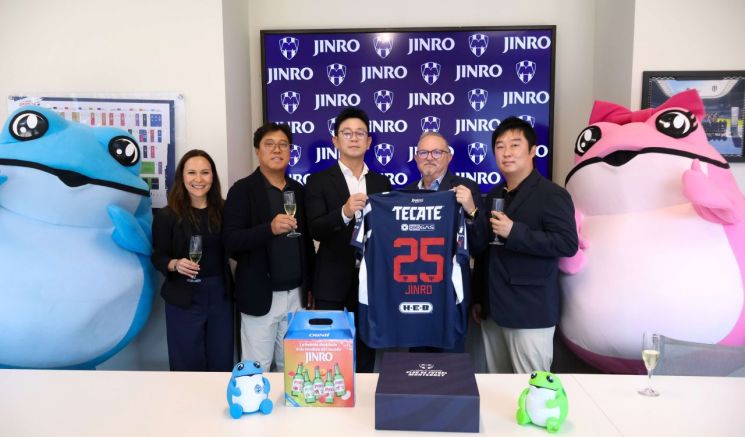 지난 1일 하이트진로가 멕시코 축구 명문 구단 CF 몬테레이 공식 스폰서십을 체결하고 관계자들이 기념사진을 촬영하고 있다.(왼쪽부터) 리즈베스 곤잘레스 알칸타라 CF 몬테레이 마케팅 팀장, 권성준 아시안 푸드 마케팅 대표, 오세호 하이트진로 미주팀장, 카를로스 카예스 CF 몬테레이 마케팅 임원, 최한결 하이트진로 미주팀 과장.