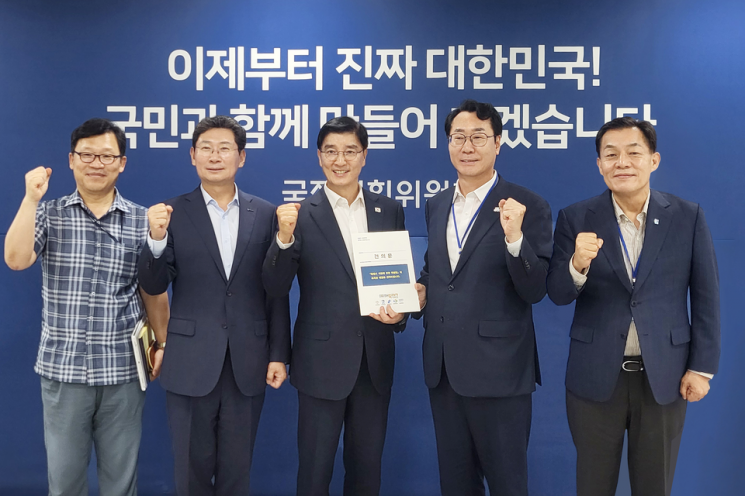 대한민국특례시시장협의회 소속 시장들이 특레시 권한 확대를 요청하는 건의문을 대통령 직속 국정기획위원회에 전달한 뒤 협력을 다짐하고 있다. (왼쪽부터)나채목 행정안전부 자치분권지원과장, 이상일 용인시장, 이해식 국정기획위원회 정치행정분과장, 정명근 화성시장, 이재준 수원시장. 화성시 제공