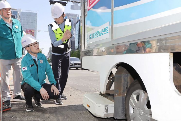 유성훈 금천구청장이 싱크홀 관련 현장을 점검하고 있다. 금천구 제공.
