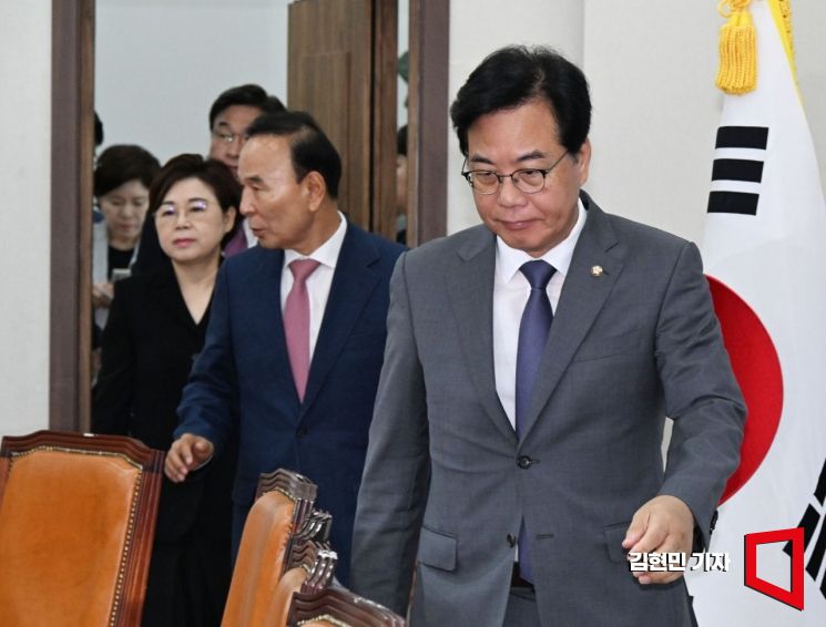 [포토] 굳은 표정으로 입장하는 송언석