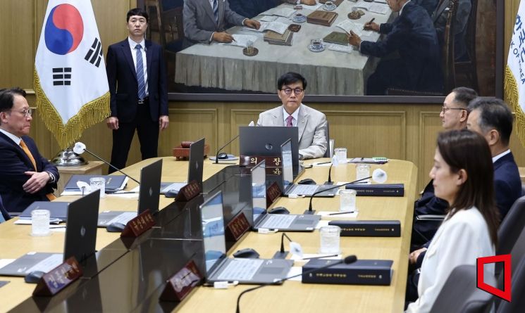 Lee Changyong, Governor of the Bank of Korea, is presiding over the Monetary Policy Committee held on the 10th at the Bank of Korea headquarters in Jung-gu, Seoul. Photo by Joint Press Corps