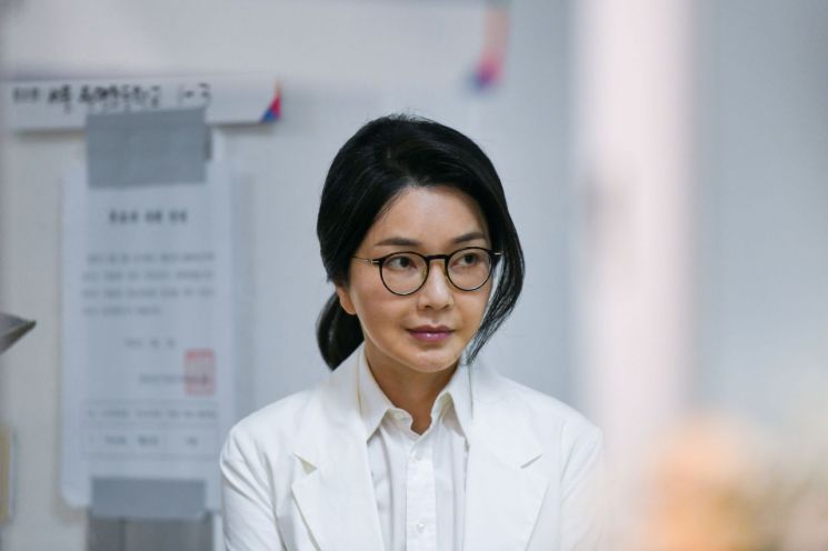 윤석열 전 대통령 배우자 김건희 여사가 제21대 대통령 선거일인 지난달 3일 서울 서초구 원명초등학교에 마련된 서초4동제3투표소에서 투표하기 위해 줄을 서고 있다. 연합뉴스