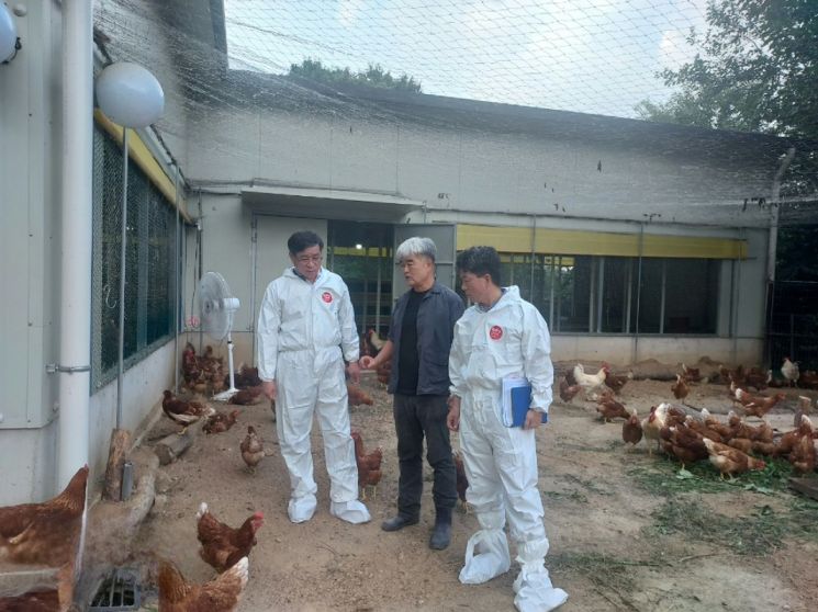 진병영 함양군수, 소규모 양계농장 직접 방문 현황 점검
