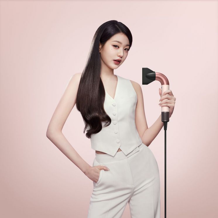 다이슨 슈퍼소닉 r 헤어드라이어를 든 다이슨코리아 헤어 디바이스 앰배서더 장원영. 다이슨.