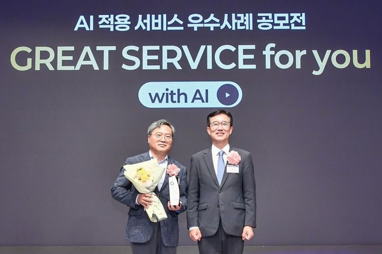 이선제 특구재단 기획조정본부장(왼쪽)과 문동민 한국표준협회 회장(오른쪽)이 시상식을 마친 후 기념촬영을 하고 있다. 연구개발특구진흥재단 제공