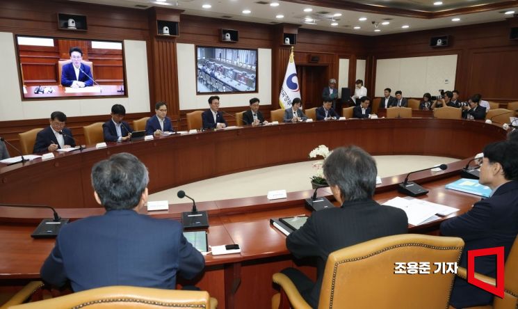 김민석 국무총리가 10일 서울 종로구 정부서울청사에서 열린 첫 국정현안관계장관회의를 주재하고 민생, 폭염 등 현안에 대해 발언하고 있다. 2025.7.10 조용준 기자