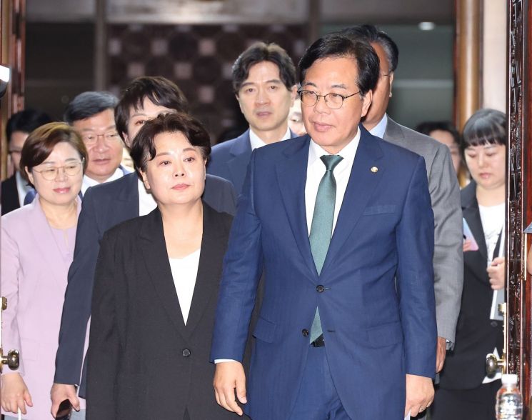 국민의힘 송언석 비상대책위원장 겸 원내대표와 윤희숙 신임 혁신위원장이 9일 서울 여의도 국회에서 열린 의원총회에 입장하고 있다. 연합뉴스