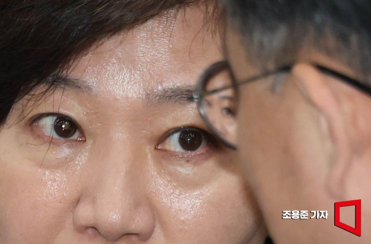 [포토] 대화하는 송미령 농림부 장관