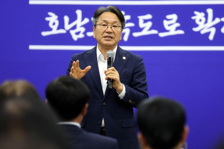 지난 1일 광주 북구 비엔날전시관 거시기홀에서 열린 호남고속도로 확장사업 주민토론회에서 강기정 광주시장이 발언하고 있다. 연합뉴스