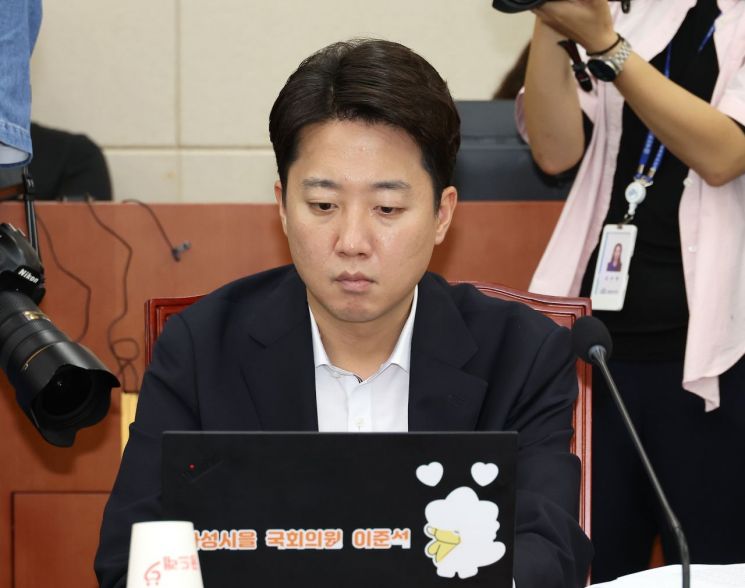 개혁신당 이준석 의원이 7일 서울 여의도 국회에서 열린 과학기술정보방송통신위원회 전체회의에 참석해 자료를 살피고 있다. 연합뉴스