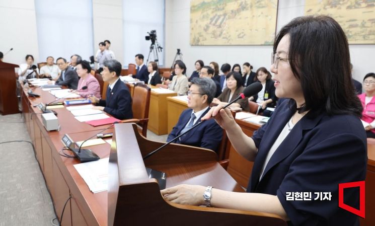 이수정 전 교육부장관 정책자문관이 10일 국회 교육위원회에서 열린 리박스쿨 청문회에서 질의에 답변하고 있다. 김현민 기자