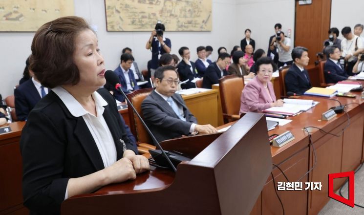 [포토] 의원 질의에 답하는 손효숙 리박스쿨 대표