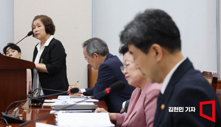 [포토] 청문회 발언하는 손효숙 리박스쿨 대표