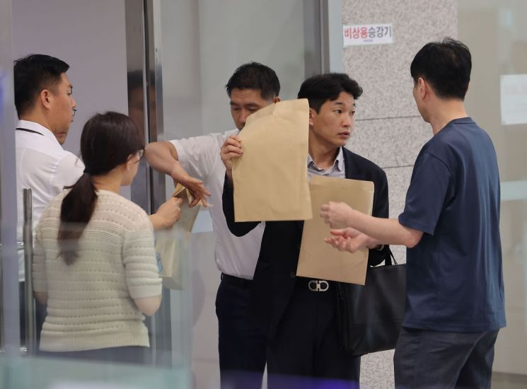 해병대 채상병 사건 수사방해 의혹을 수사하는 이명현 순직해병특검팀이 수사외압 의혹의 단초가 된 'VIP 격노설' 수사를 위해 10일 서울 용산구 국방부 청사에 도착, 압수수색에 나서고 있다. 2025.7.10 연합뉴스