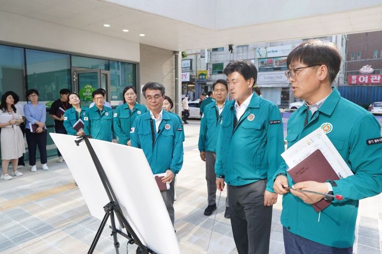 방세환 광주시장이 지난 9일 고산지구·송정동 도시재생 현장을 방문해 관계자에게 설명을 듣고 있다. 경기 광주시 제공