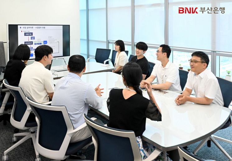 은행직원이 기업으로 출근한다… BNK부산은행, '1일 체험 공감마케팅'