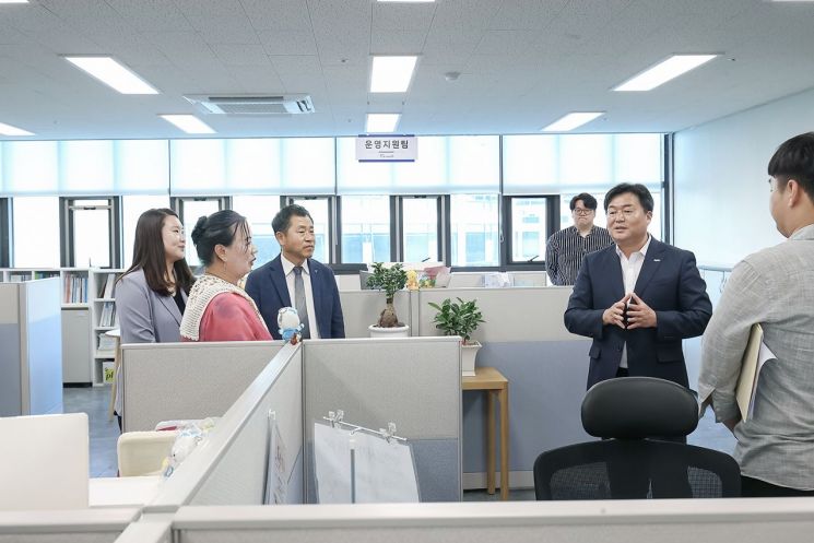 임병택 시흥시장(오른쪽 두번째)이 시청 인근으로 이전한 시흥시 자원봉사센터 개소식에서 센터 관계자들과 담소를 나누고 있다. /시흥시 제공