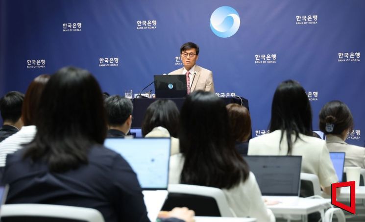 이창용 한국은행 총재가 10일 오전 서울 중구 한국은행에서 열린 통화정책방향 기자간담회에서 발언을 하고 있다. 한은 금융통화위원회는 이날 하반기 첫 회의에서 기준금리를 연 2.50%로 동결했다. 2025.07.10 사진공동취재단