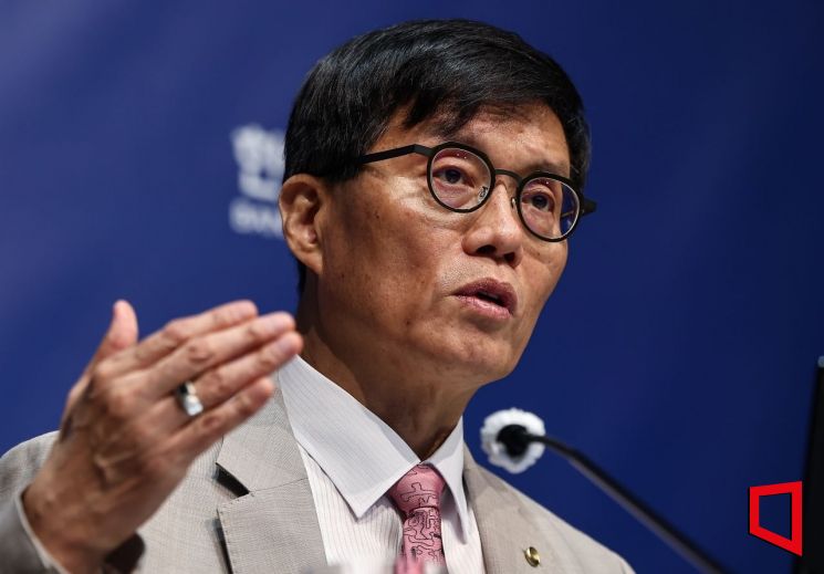 이창용 한국은행 총재가 지난 10일 서울 중구 한은에서 열린 금융통화위원회 금리 결정에 대한 기자간담회에서 취재진 질문에 답하고 있다. 사진공동취재단